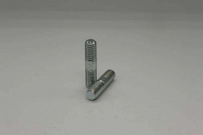 Stud cylinder/crankcase(2) T120, TR6