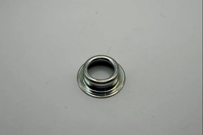 Cup mounting oil tank