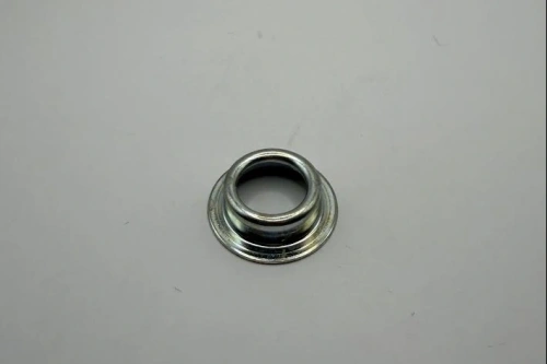 Cup mounting oil tank