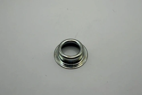 Cup mounting oil tank